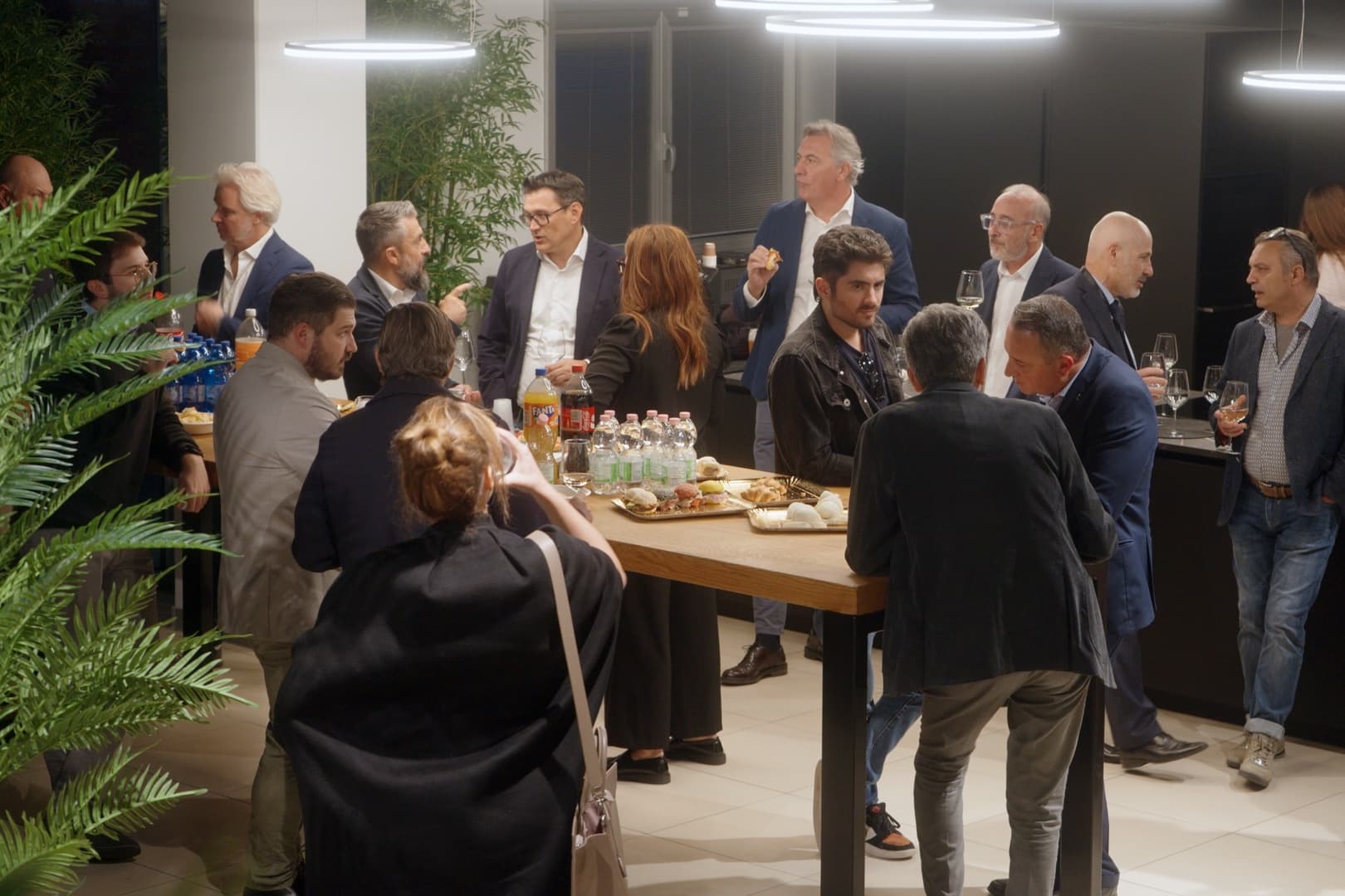 Ospiti durante il momento di networking nella sede Digital Eco
