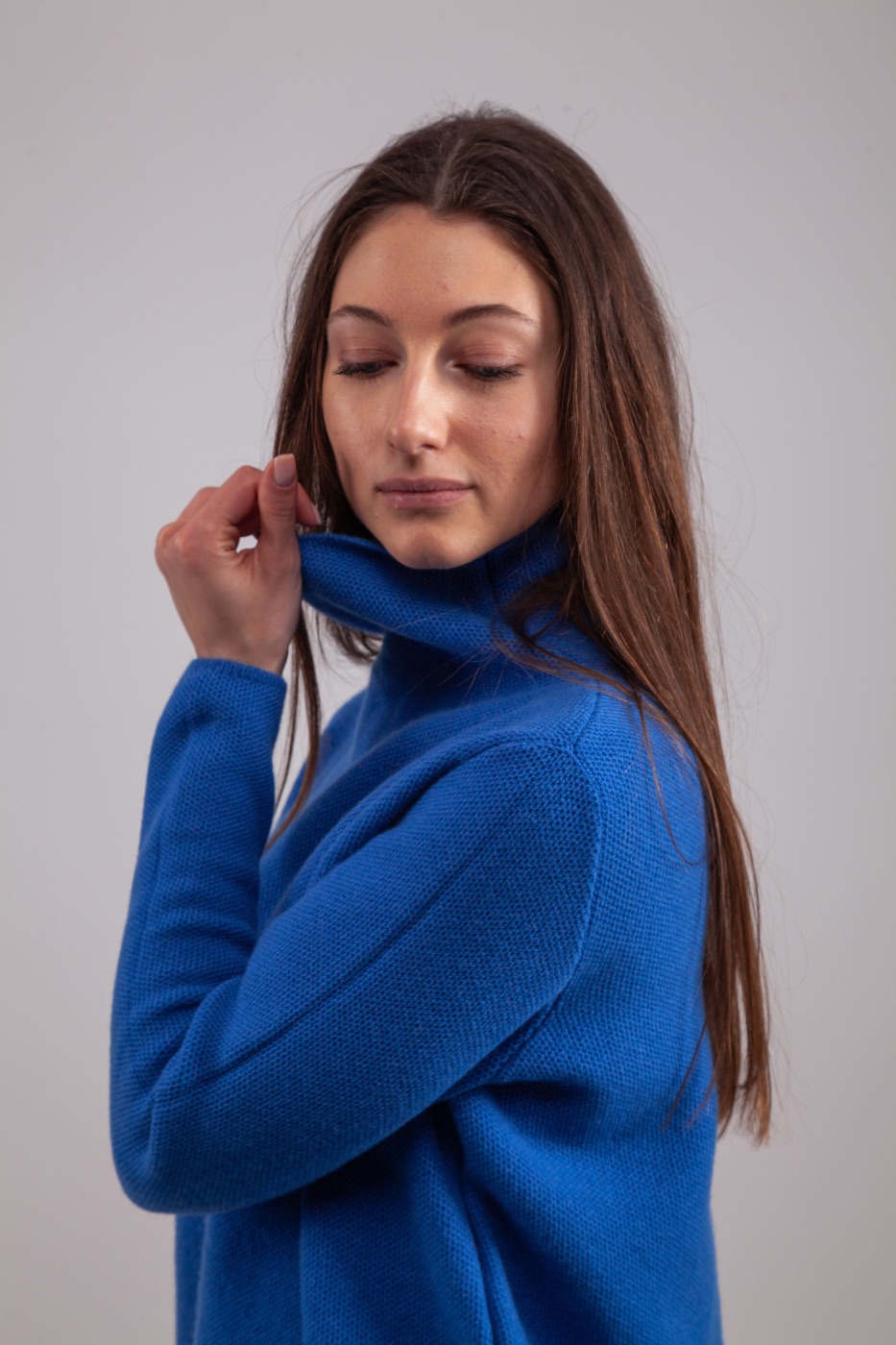 Villa Irene Cashmere, dolcevita blu elettrico, dettaglio ravvicinato