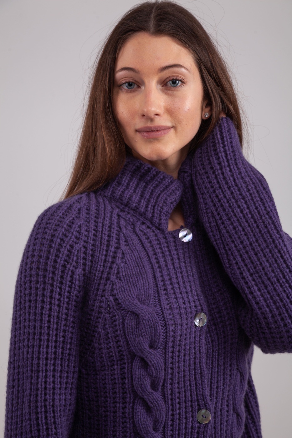 Villa Irene Cashmere, cardigan viola a trecce, dettaglio della lavorazione