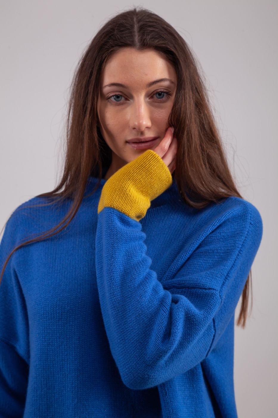 Villa Irene Cashmere, dolcevita blu con dettaglio giallo sulla manica