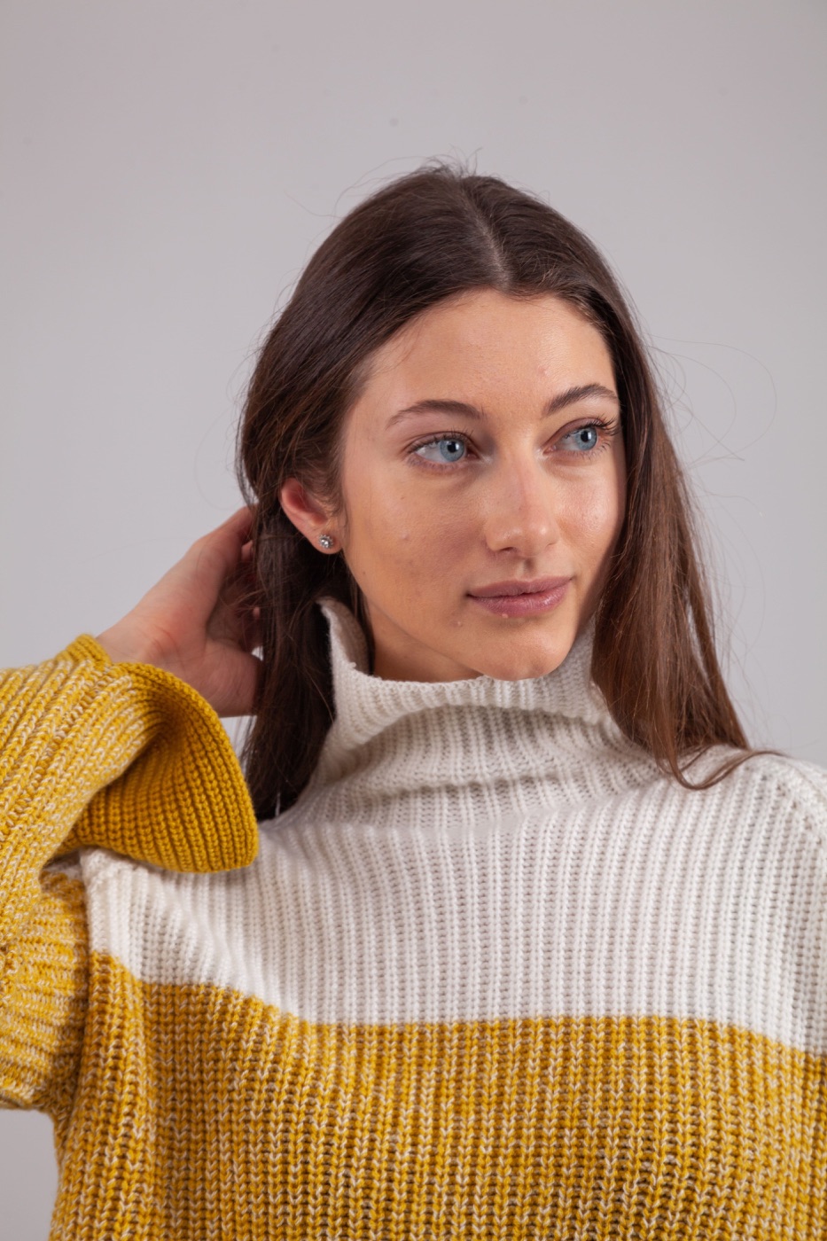 Villa Irene Cashmere, dolcevita bianco e senape, dettaglio del collo