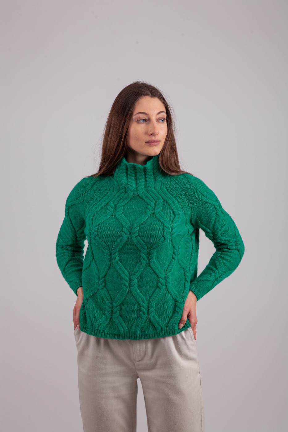 Villa Irene Cashmere, maglia verde a trecce della collezione