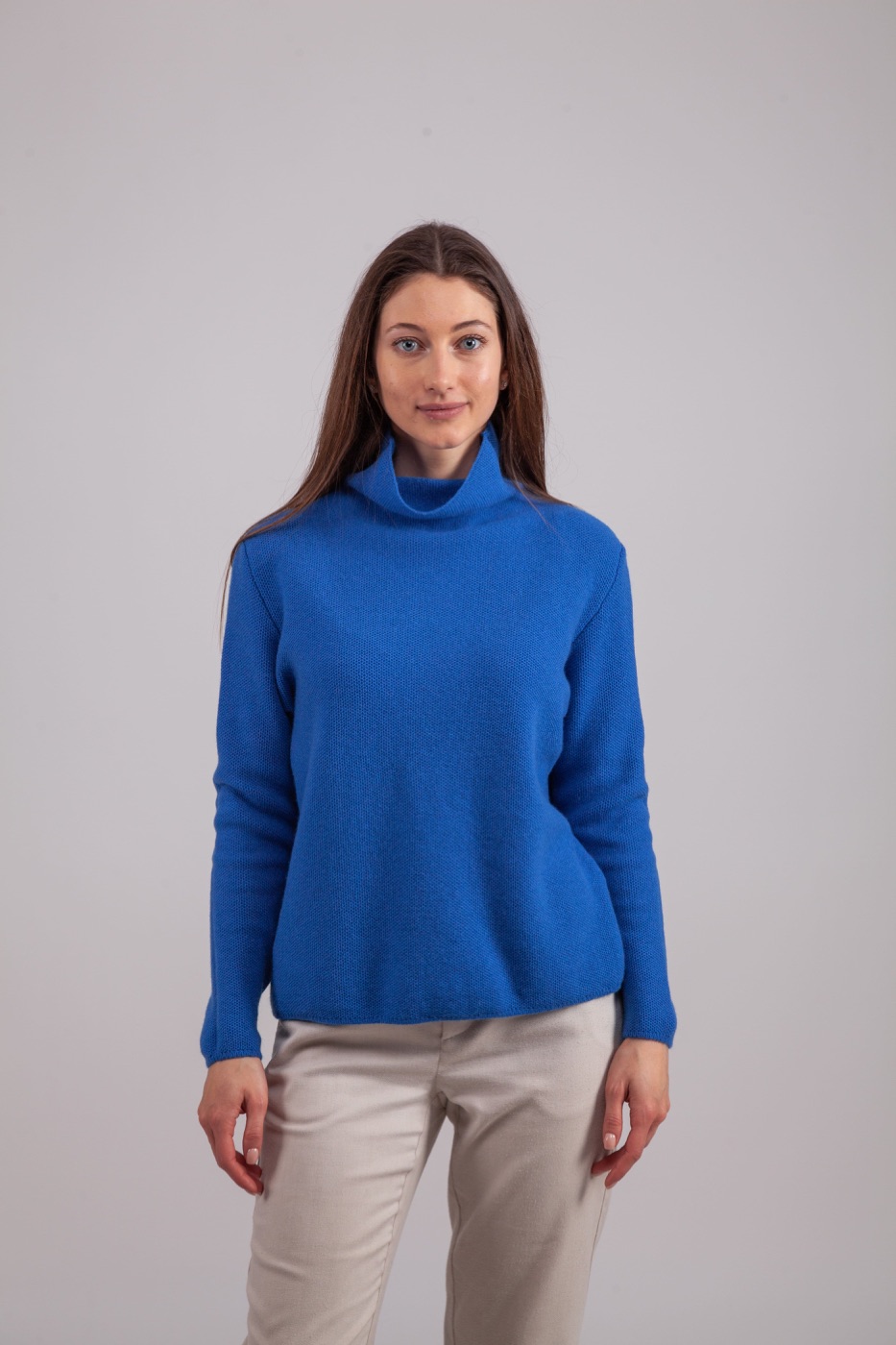 Villa Irene Cashmere, maglia blu a collo alto indossata in studio